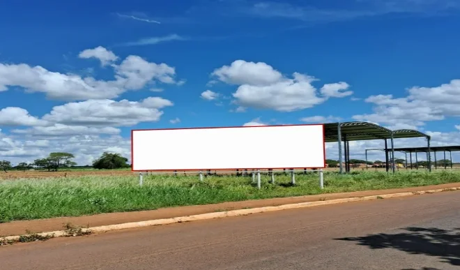 monte-carmelo-avenida-romualdo-rezende-em-frente-ao-mercado-ponto-certo-sentido-cidade-placa-painel-comunicacao-visual-midia-ooh-12te-2